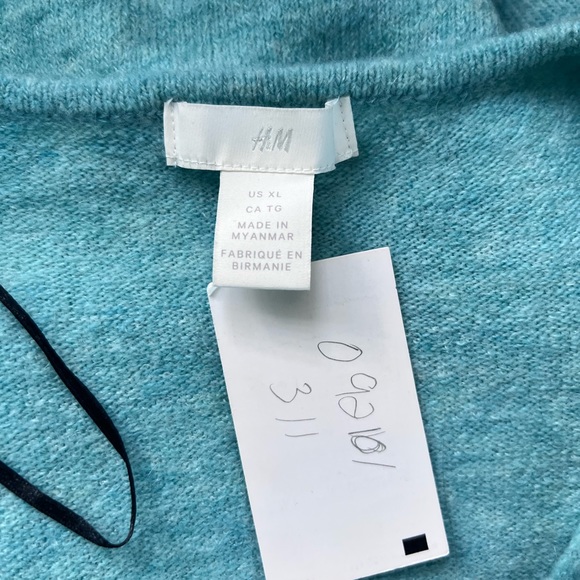 H&M blue v-neck sweater. Size - Picture 3 of 6